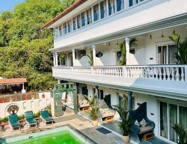 King Suite with Pool View