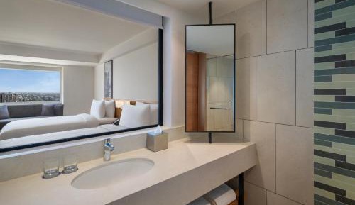 Standard Twin Room with Two Twin Beds, Airport View and City View: Enjoy 15% discount on F&B and Laundry services