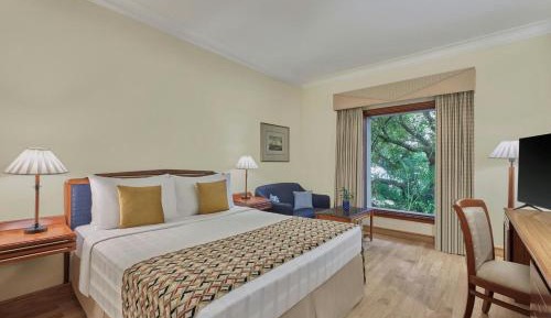 Winter Green King Room with Garden View