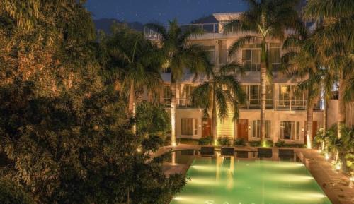 Premium Poolside Suite