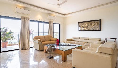 Four-Bedroom Apartment with Balcony 