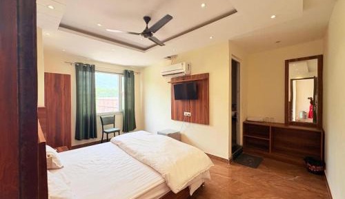 Suite with Mountain View