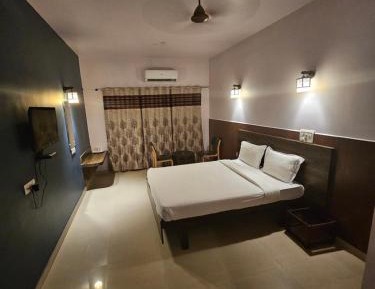 Standard Queen Room