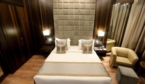 Premium Club Room with One King Bed - Non-Smoking with complimentary 2 Pint(s) of Beer