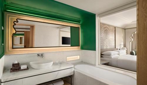 Deluxe King Room: Enjoy INR 1500 hotel credits per stay