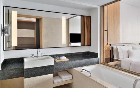 Club Larger Guest Room, 1 King- Lake view