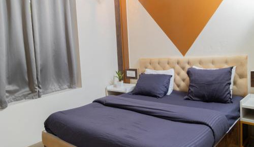 One Bedroom Apartment with King Bed and Mountain View