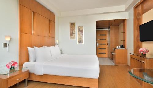 Club Single Room - Disability Access Non-Smoking: Complimentary 4 pcs laundry/nights(T&C apply), complimentary minibar/ night, B1G1 at FireBall Bar(11AM - 8PM) on House Brand, 20% off on F&Soft Beverages, Early Checkin by 2hrs(SAV), 20% off on SPA