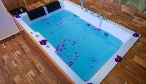 Suite with Hot Tub