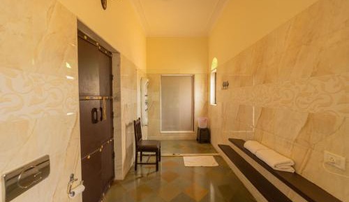 Superior King Room: 15% off on Food, 10 % off on Laundry Service