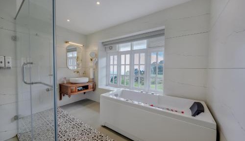 Aurora Jacuzzi Suite with 10% off on session of Spa,Buffet/Drinks/a la carte & Complimentary Bonfire,Plantation Walk