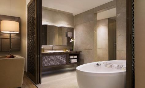 One-Bedroom Panoramic Suite - Executive Lounge Access & complimentary two-way airport transfers
