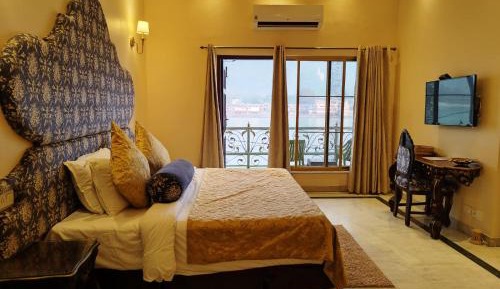 Family Suite with Ganga View and Complimentary Hi Tea and Mini-bar