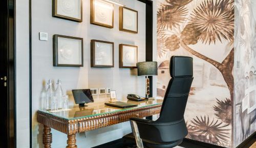 One-Bedroom Deluxe Suite with City View - Club Level