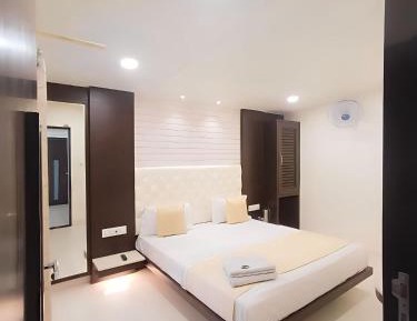 Queen Room with Shared Bathroom