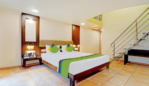 Spacious Premium Room with Farm View
