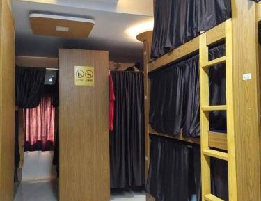 Single Bed in Mixed Dormitory Room