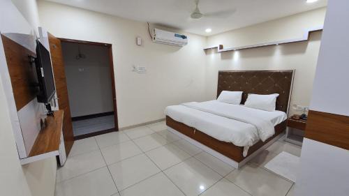 Double or Twin Room with Extra Bed