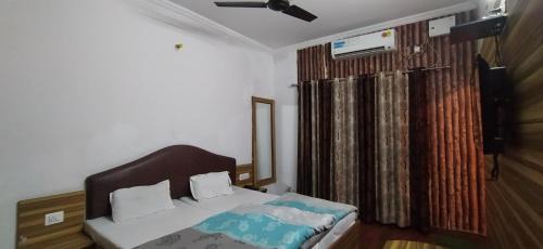 Deluxe Room AC