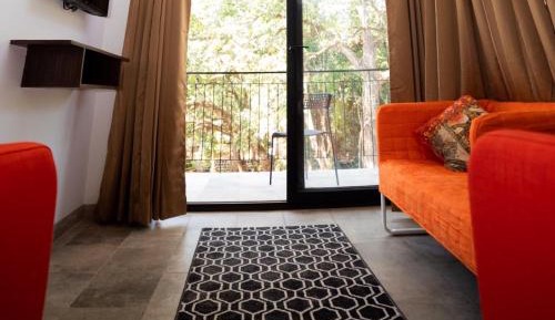 King Suite with Pool View