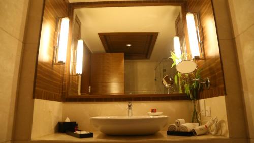 The Lalit legacy Suite with One-way airport transfer,10% discount on F&SB, SPA & Laundry, Complimentary Lounge access along with eve Hi Tea at Lounge, Fruit basket on the day of arrival, Butler Service on request