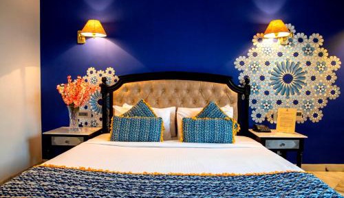 Royal Room King Size Bed: Enjoy Happy Hours with 2+1 offer, 20% off on F&B services,20% Off on Laundry service ,Free Pick up on Arrival only from Train or Bus station (8am-8pm)