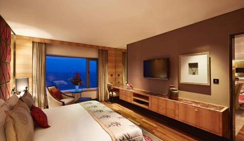 Grand Luxury Suite - High tea, evening cocktails, butler service, Complimentary 1 way airport transfer