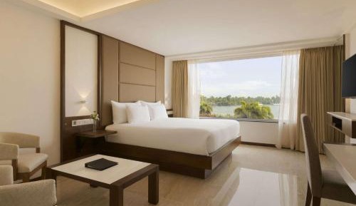 Junior Suite with Lake View - Non-Smoking