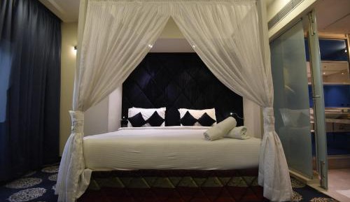 Suite room with Jacuzzi and Mini-bar