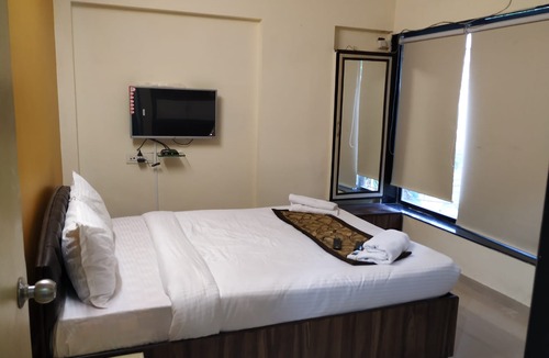Lokhandwala Complex Hotel | Lalsai Residency