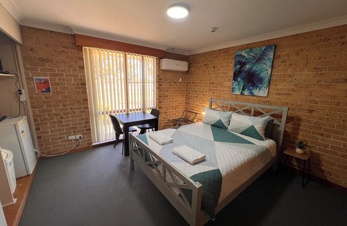 Dubbo Hotel | Christine Griffiths Units