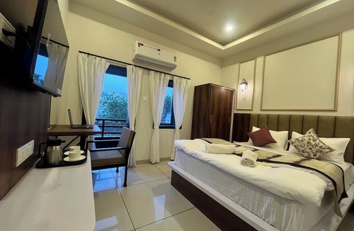 Lake Swaroop Sagar Hotel | Jeel Pearl Hotel