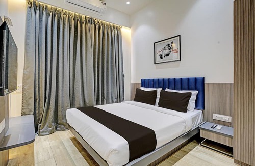 Goregaon East Hotel | OYO Flagship Hotel Global Spaces
