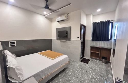 Surat District Hotel | Hotel Madhav Palace
