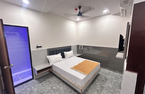Surat District Hotel | Hotel Madhav Palace