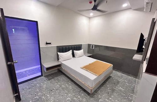 Surat District Hotel | Hotel Madhav Palace