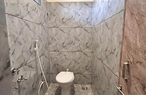 Surat District Hotel | Hotel Madhav Palace