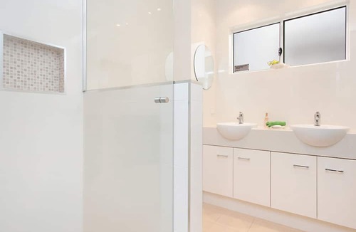 Coolangatta Apartment | Mavic Court Unit 4 Only 200m to Rainbow Bay Beach in Coolangatta