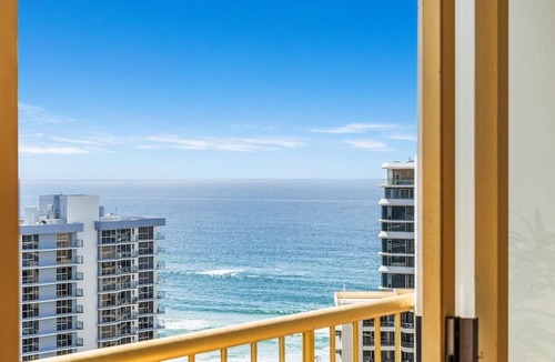 Main Beach Apartment | Main Beach Escape Pool, Spa, Sauna +Gym +Tennis