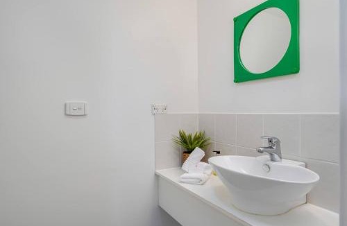 Cooks Hill House | The Cottage Ada - Free Parking - Walk to City