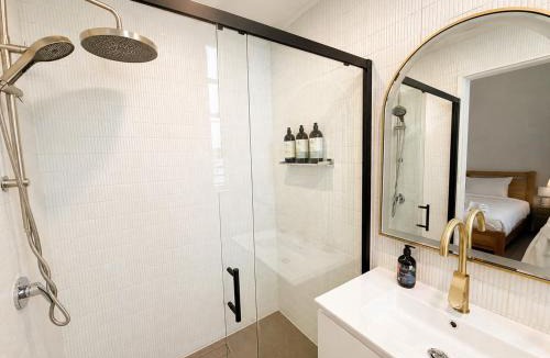 Newcastle West House | 3BR Newcastle Interchange Residence - CBD & Honeysuckle