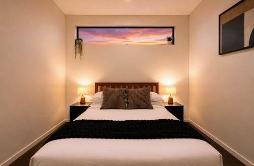 Mascot Apartment | Mascot Haven - 2x Car Spaces - 5mins to Airport - Pets Friendly - 80Mbps - King Bed