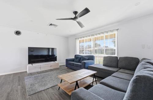 Dubbo House | Canterbury House - Firepit Retreat Near Mall