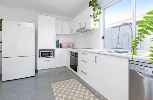 Pottsville House | Pandanus Breeze - 3 min to beach and pet friendly