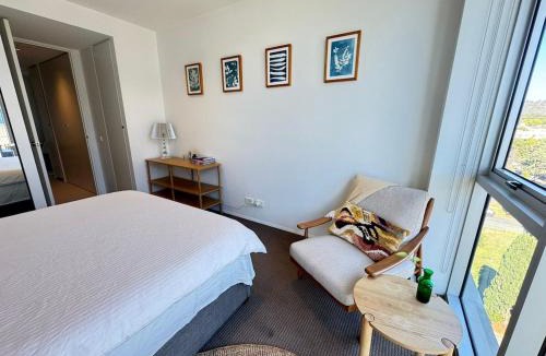 Capital Hill Apartment | Stylish 1BR Spacious Penthouse Self Check-in, 7 min walk to parliament
