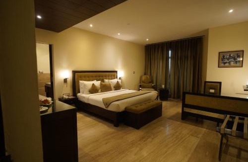 DLF City Hotel | Royal Residence Premier - Cyber Hub