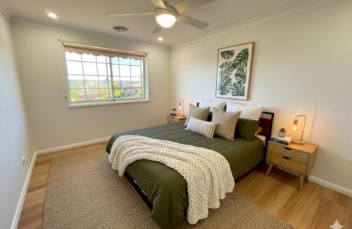 Bonnells Bay House | Sunny Lakeview Lodge- Perfect for Family & Friends