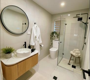Bonnells Bay House | Sunny Lakeview Lodge- Perfect for Family & Friends
