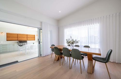 Dubbo House | Sunningdale - Pool Entertainer, Luxurious Living