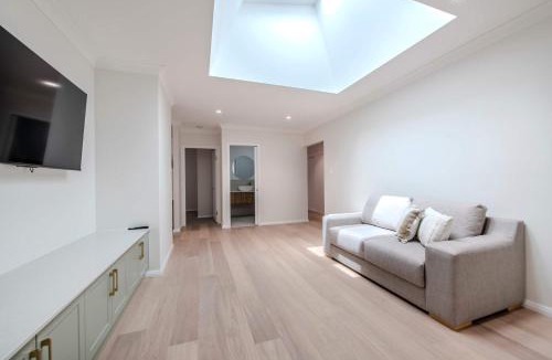 Dubbo House | Sunningdale - Pool Entertainer, Luxurious Living